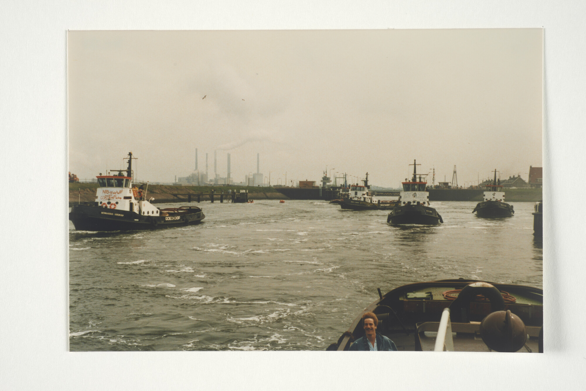 2001.1688; Passage van de sluis in IJmuiden en protest voor de sluizen tijdens de [...]; fotoreportage