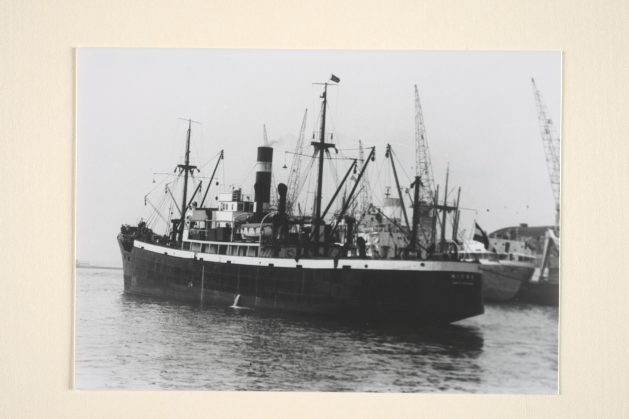 1995.6896; Het vrachtschip ss. Niobe (ex- Diana & Putten) van de KNSM vertrekt (vermoedelijk) uit Rotterdam; foto