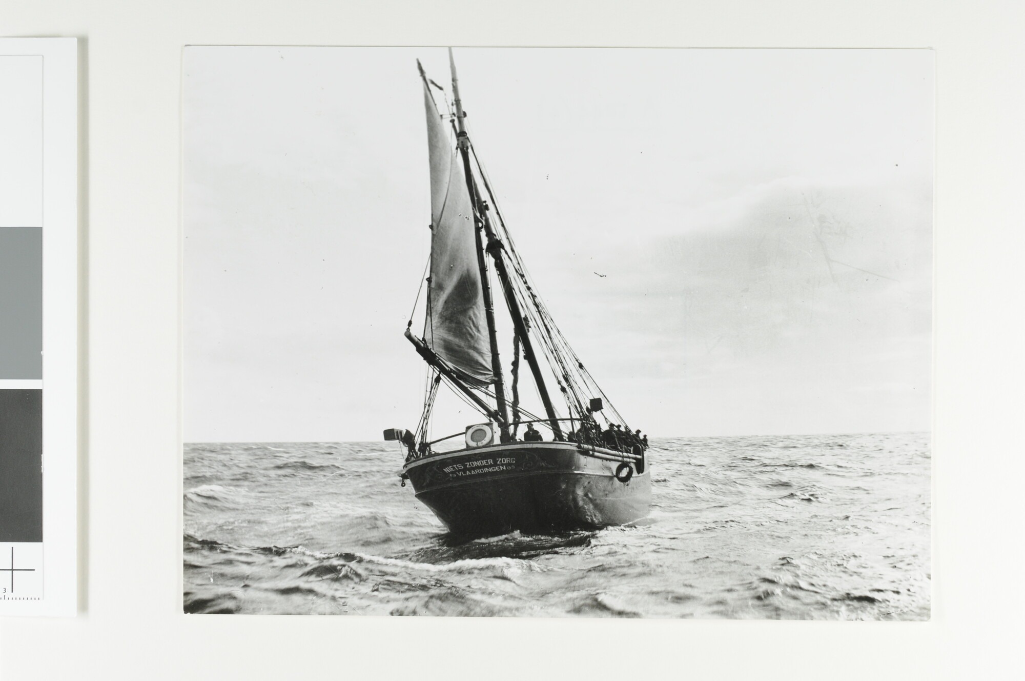 A.5044(04); De Vlaardinger logger 'Niets Zonder Zorg' ('VL 70') gezien op volle zee; foto