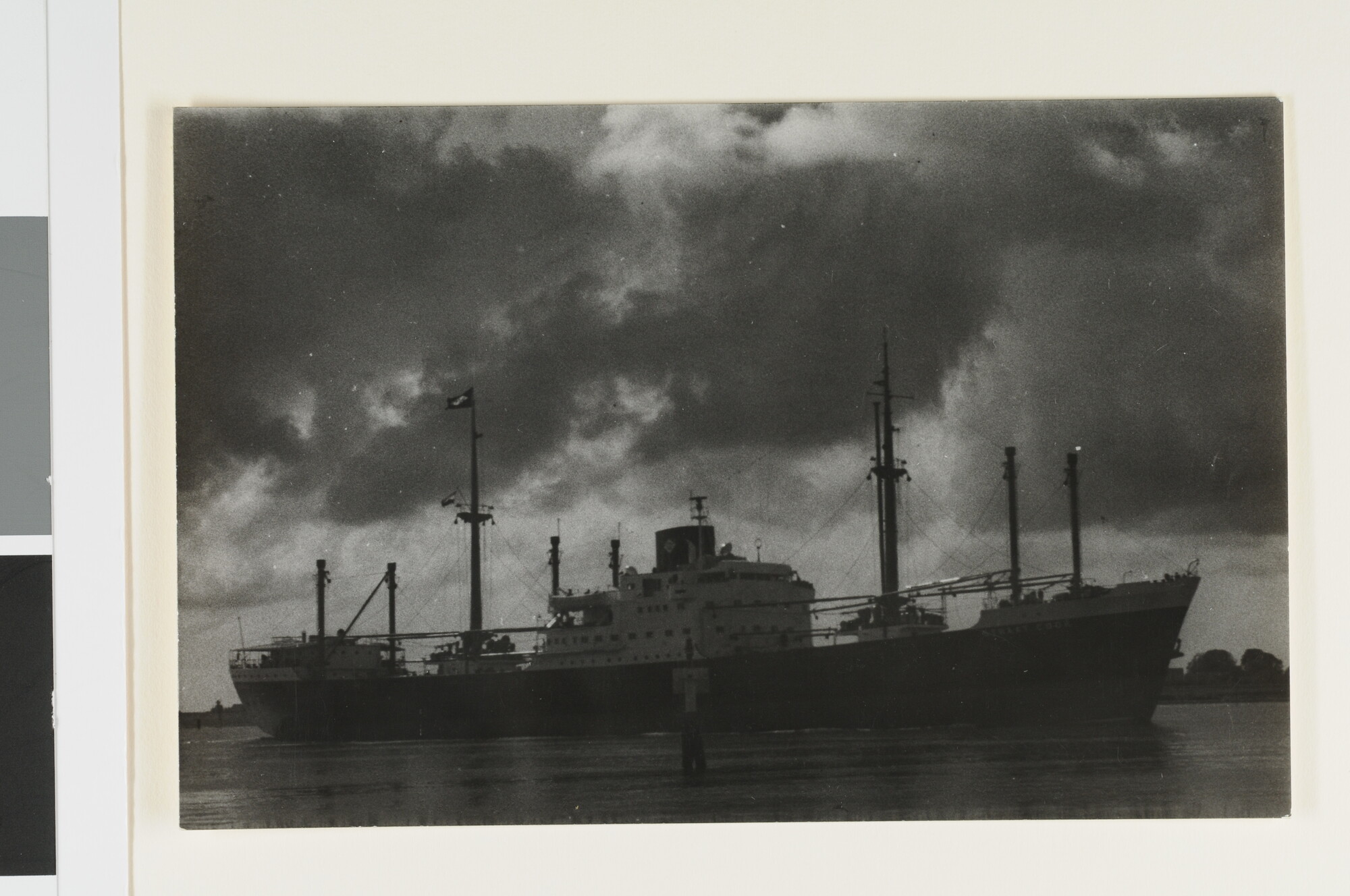 A.4509(204); Het vrachtschip ms. Straat Cook van de KJCPL bij avondlicht; foto