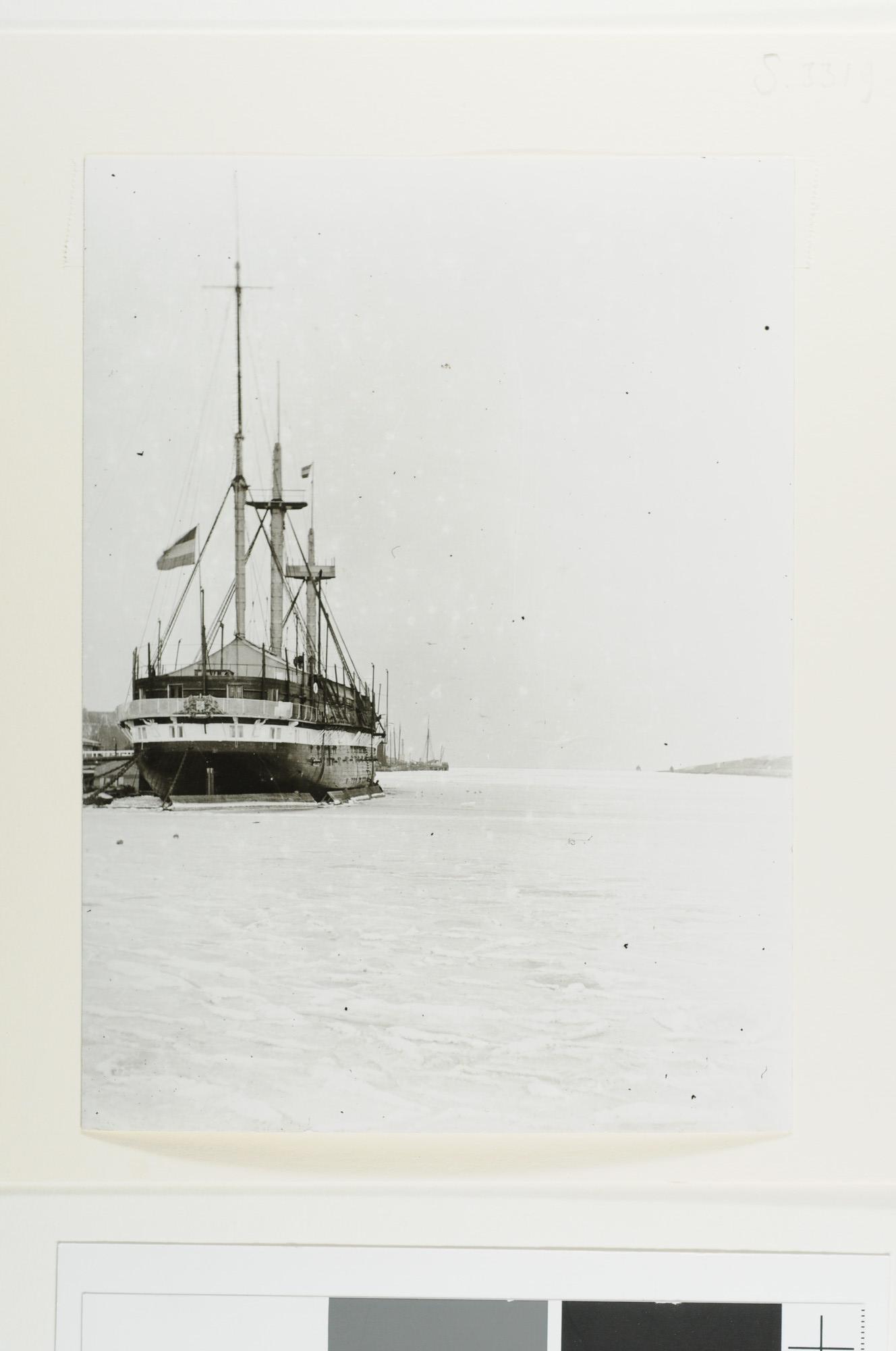 S.3319(254)b; Wachtschip Hr.Ms. 'Adolf Hertog van Nassau' in het ijs; foto