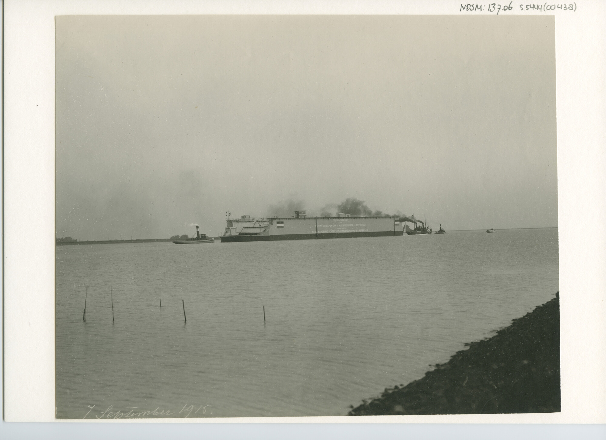 S.5444(0438); Drijvend droogdok Wilhelmina: transport (via de Zuiderzee) naar Rotterdam; foto