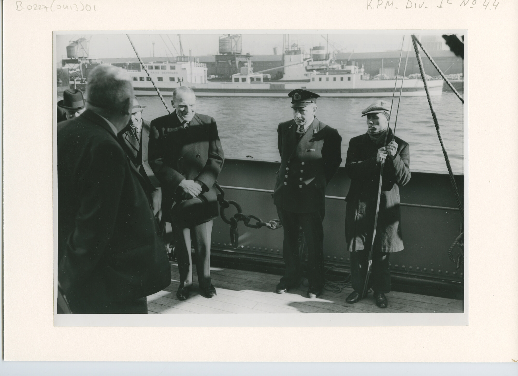 B.0227(0413)01; Foto van de overdracht van ms. Sinabang door C. van der Giessen & Zonen aan de KPM; foto
