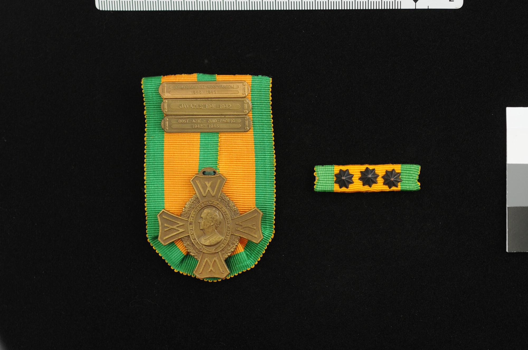 1989.0322; Oorlogsherinneringskruis met drie gespen en baton met drie sterren; onderscheiding