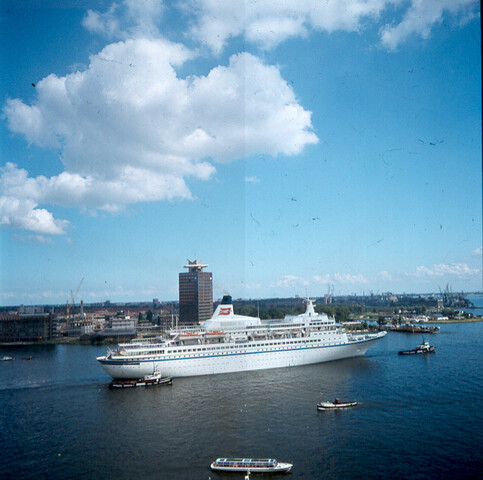 S.9100(6975); Dia van het Noorse cruiseschip Royal Viking Sea van de Royal Viking Line [...]; diapositief