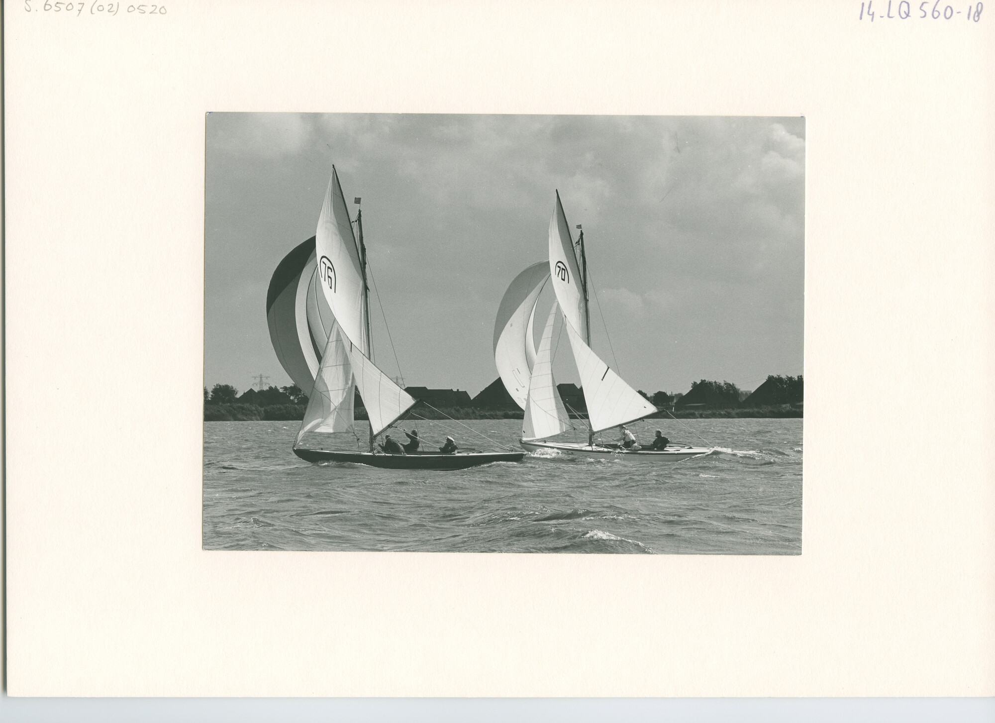 S.6507(02)0520.02; Zwart-wit foto van de Regenboogklasse op het Alkmaardermeer; foto