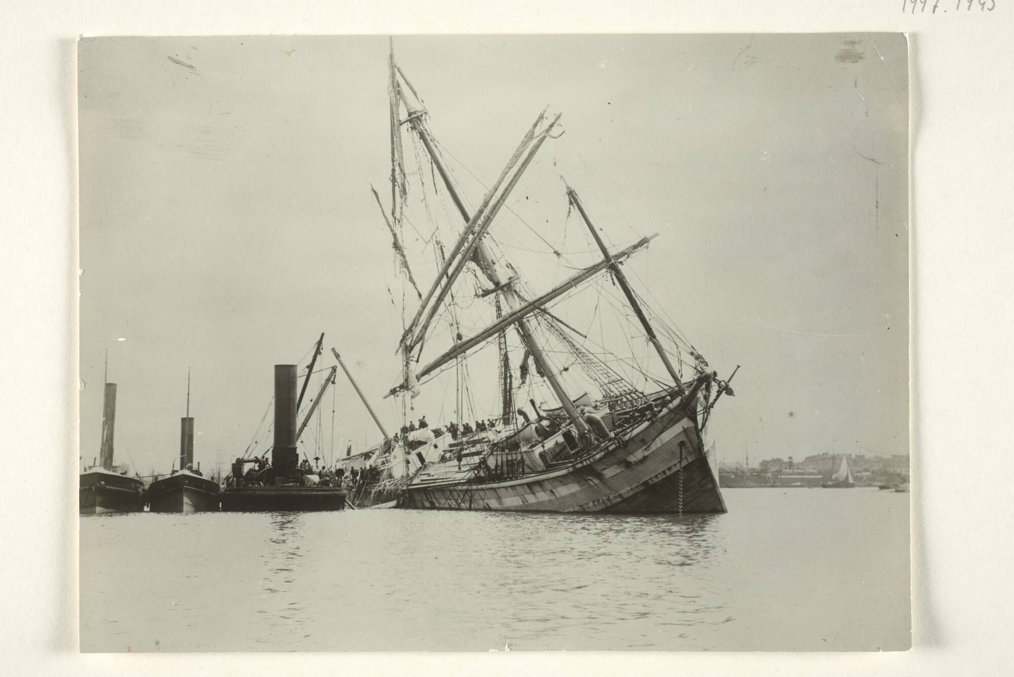 1997.1943; De Zweedse driemast composite bark Lyna total loss in de Antwerpse haven; foto