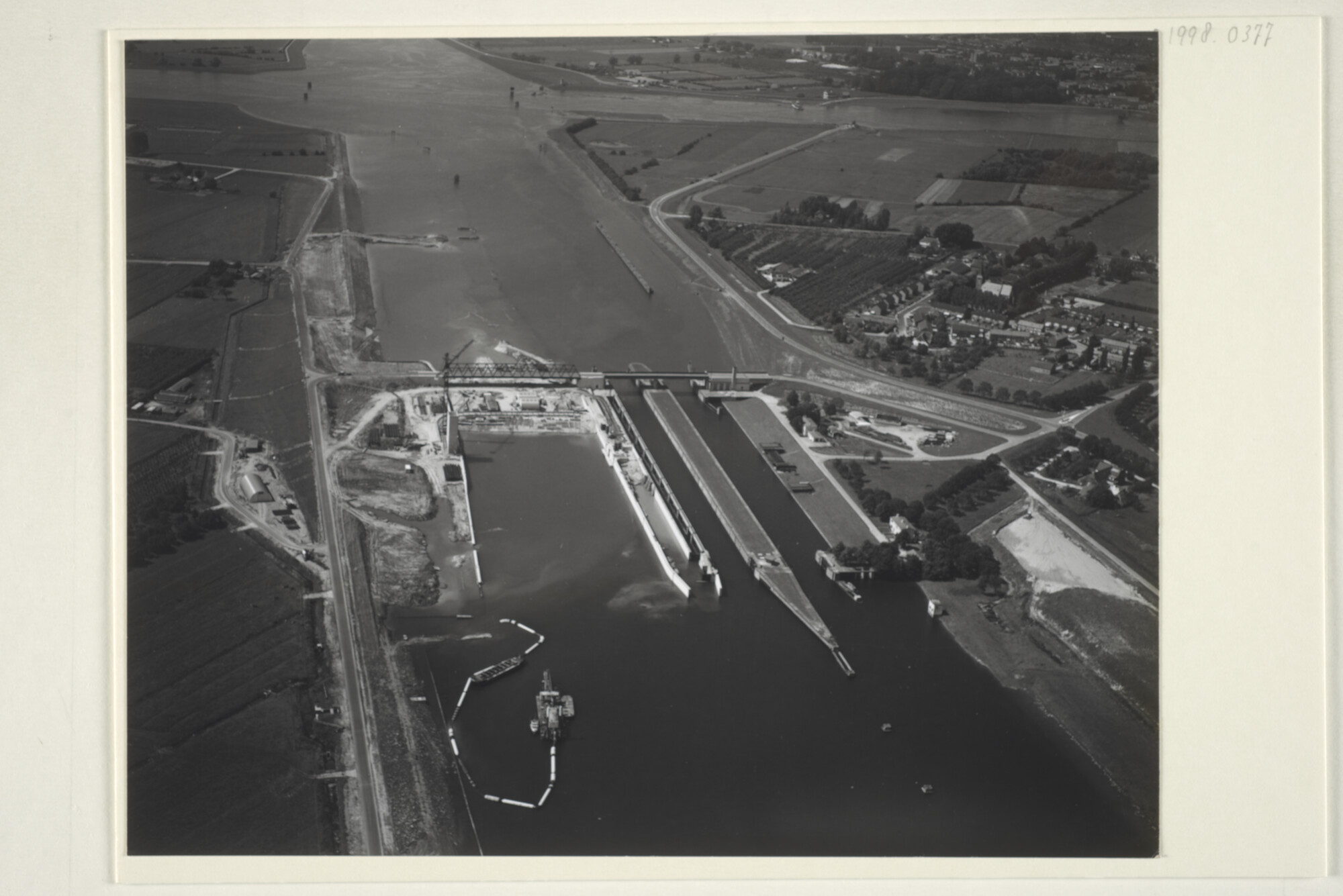 1998.0377; Luchtfoto van de aanleg van de nieuwe sluis bij Ravenswaay in het Amsterdam-Rijnkanaal [...]; foto