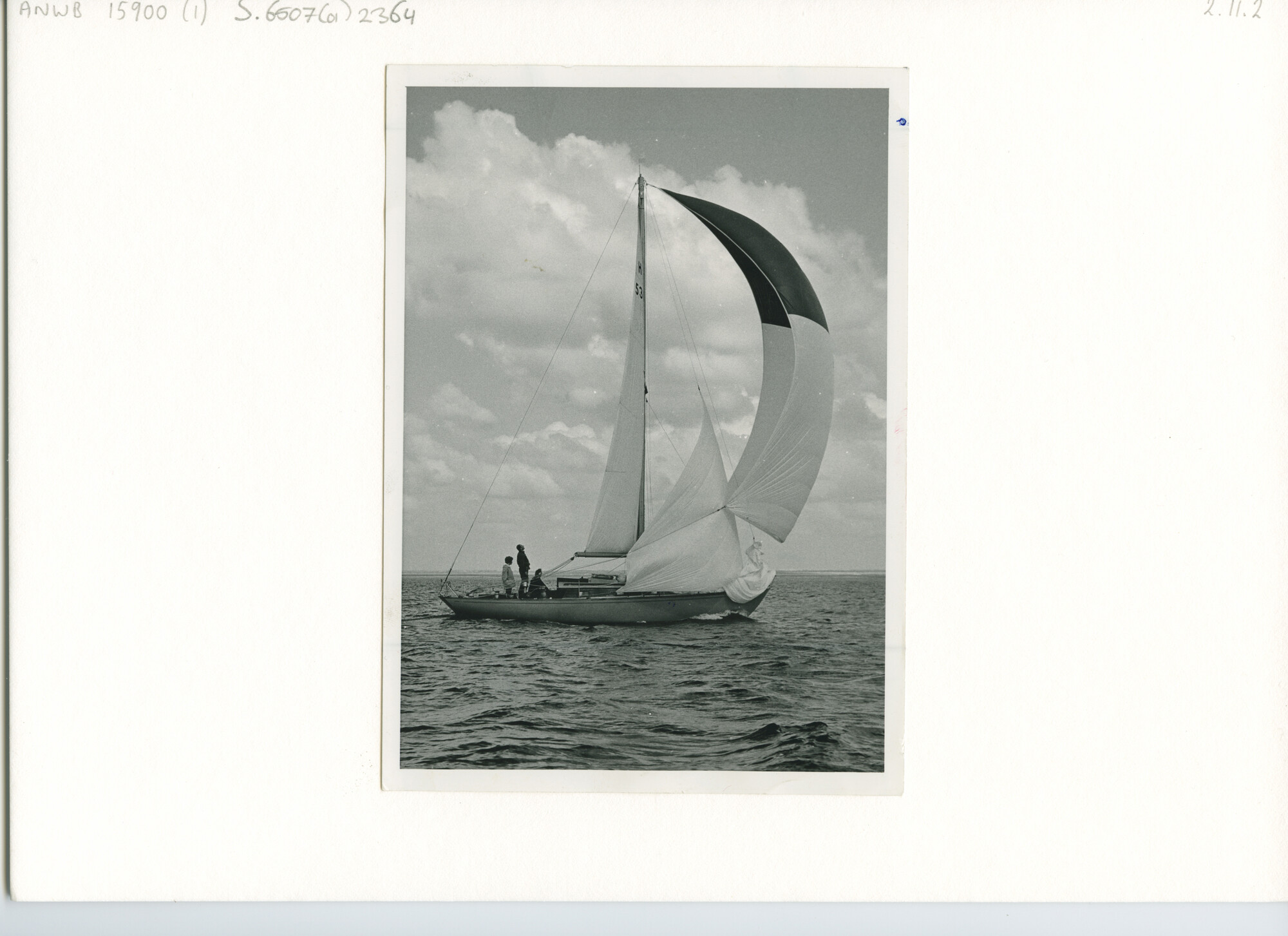 S.6507(01)2364; Foto van het zeiljacht Hestia, H 536, voor de wind op open water; foto