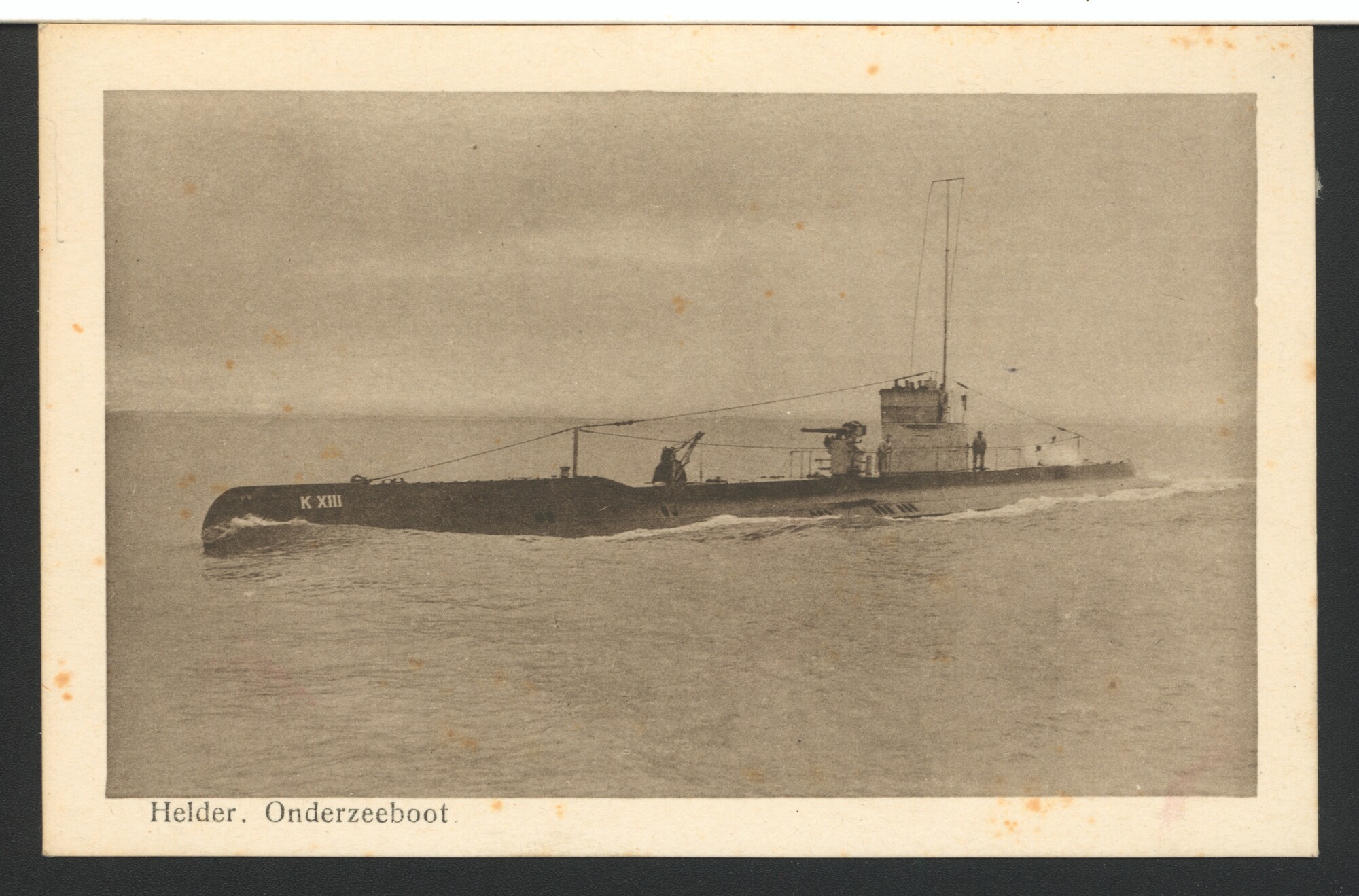 A.2867(01)005; De onderzeeboot Hr.Ms. 'K XIII' op volle zee; prentbriefkaart