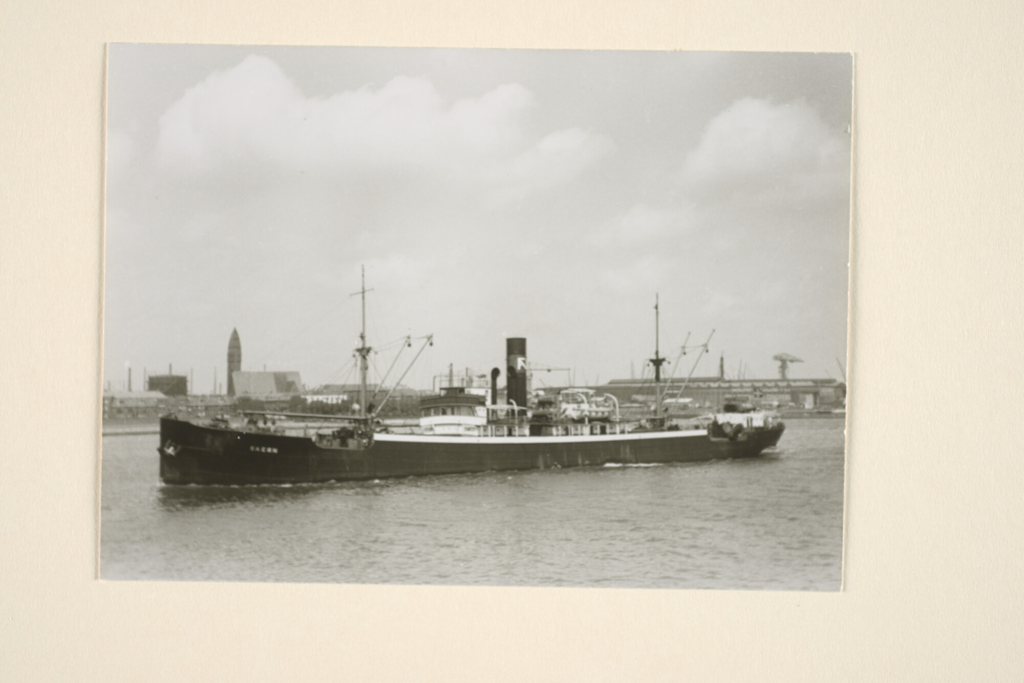 1995.7084; Het Deense vrachtschip ss. Skern van Stoomvaart Maatschappij 'Wijklijn'; foto