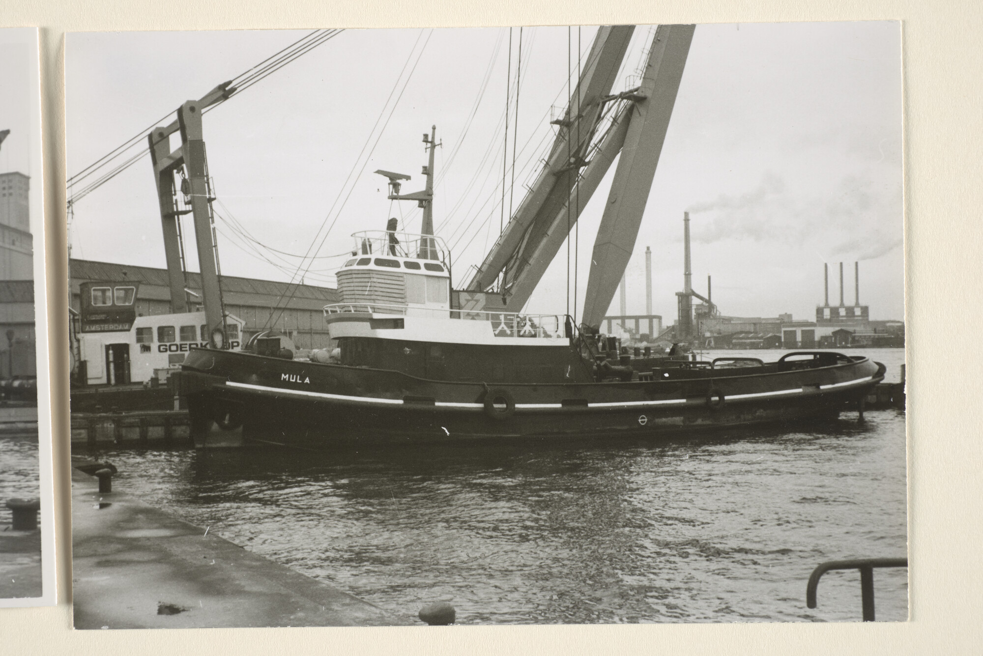 1996.3488; Foto's van het verschepen van de sleepboot Mula van L. Smit & Cos Internationale Sleepdienst (ex- Hendrik P. Goedkoop [...]; fotoreportage