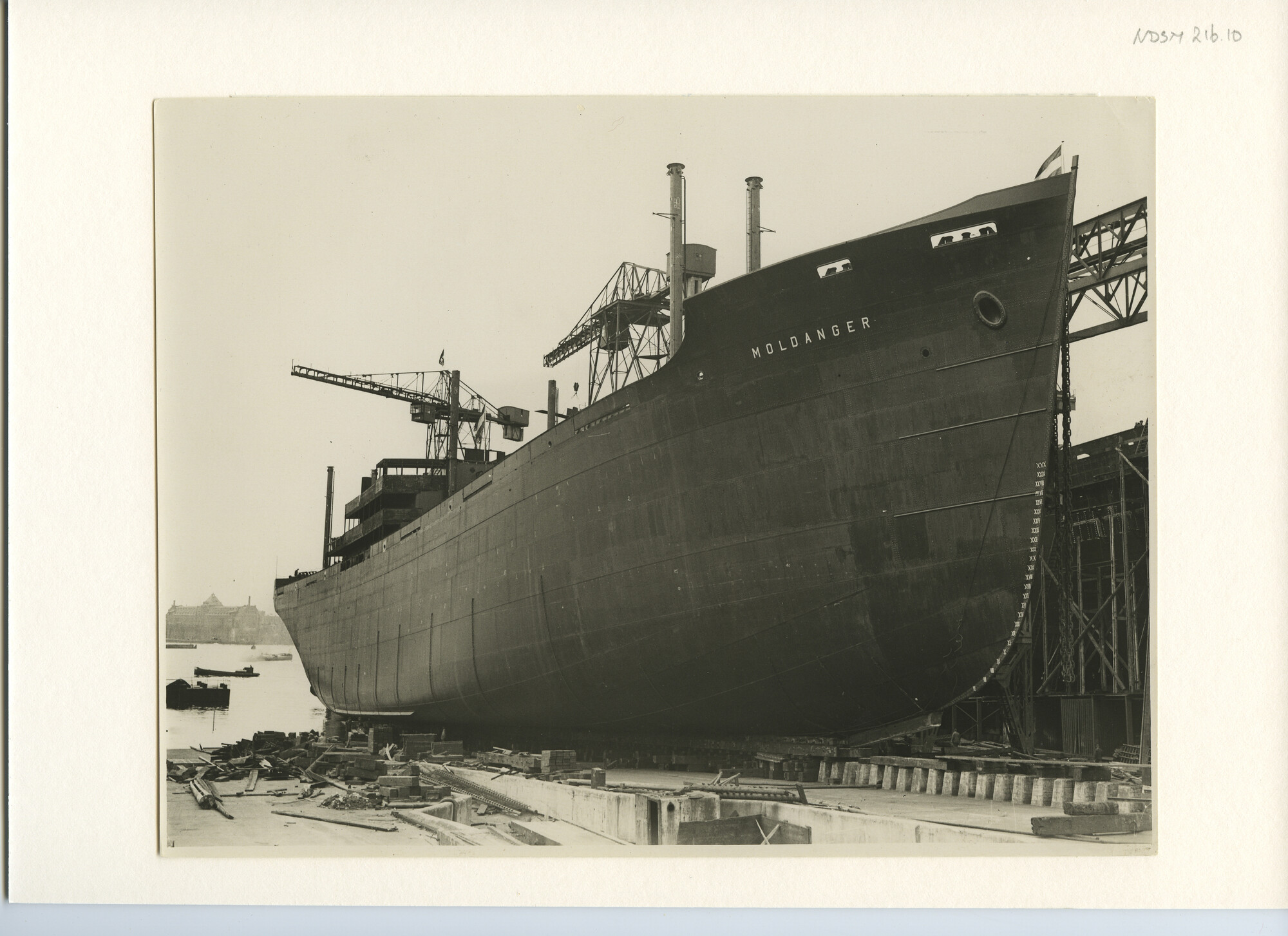 S.5444(0945)2; Foto van de tewaterlating van het Noorse vrachtschip ms. Moldanger; foto