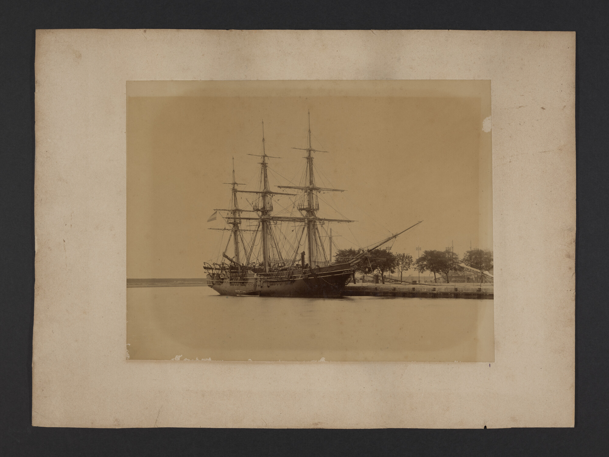 2023.0029; Zwart-wit foto van het opleidingsschip Hr.Ms. Nautilus in Wilhelmshaven (Duitsland), juni 1887; foto