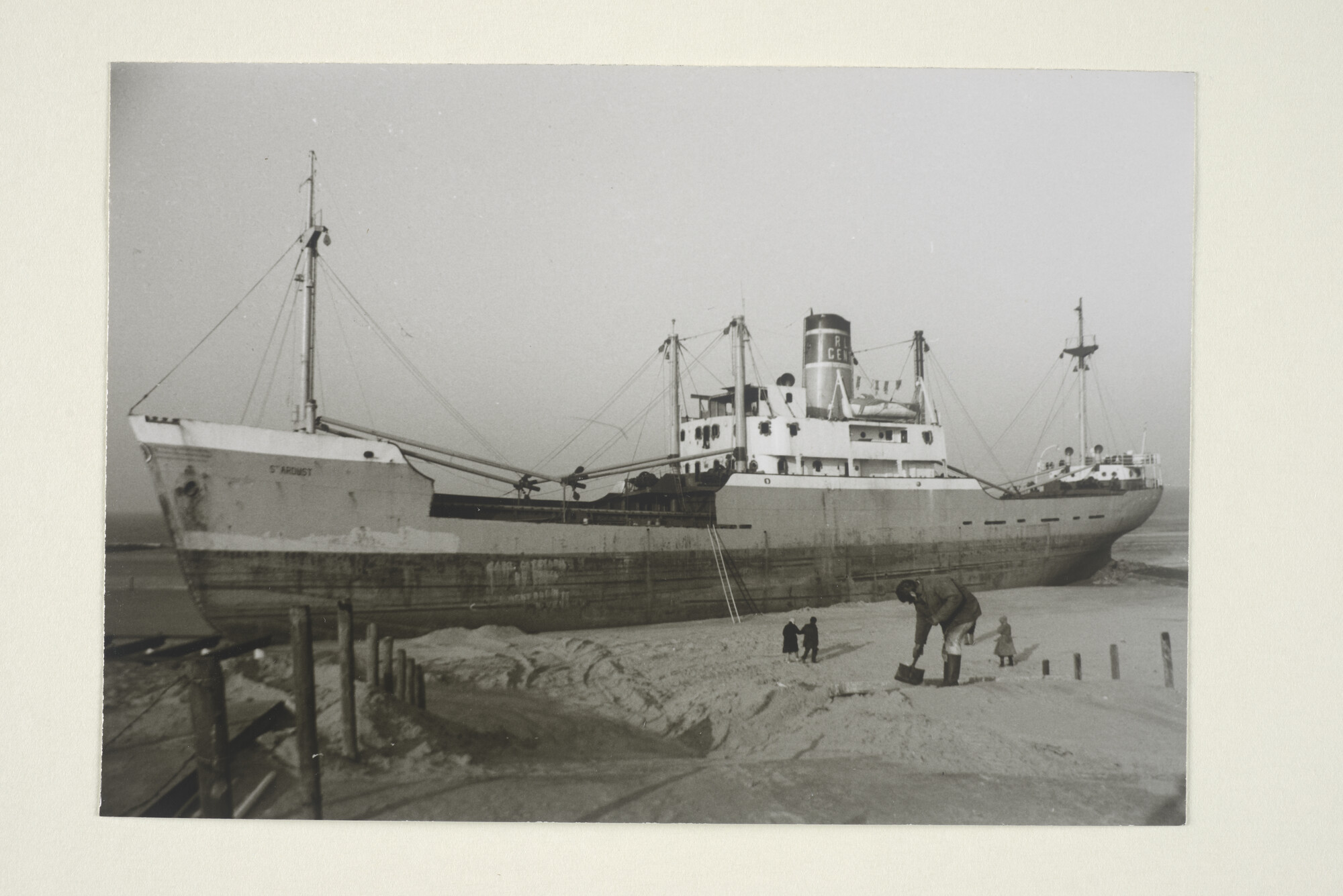 2000.2747; Het vrachtschip Stardust, gestrand bij s-Gravezande, januari 1976: het [...]; foto