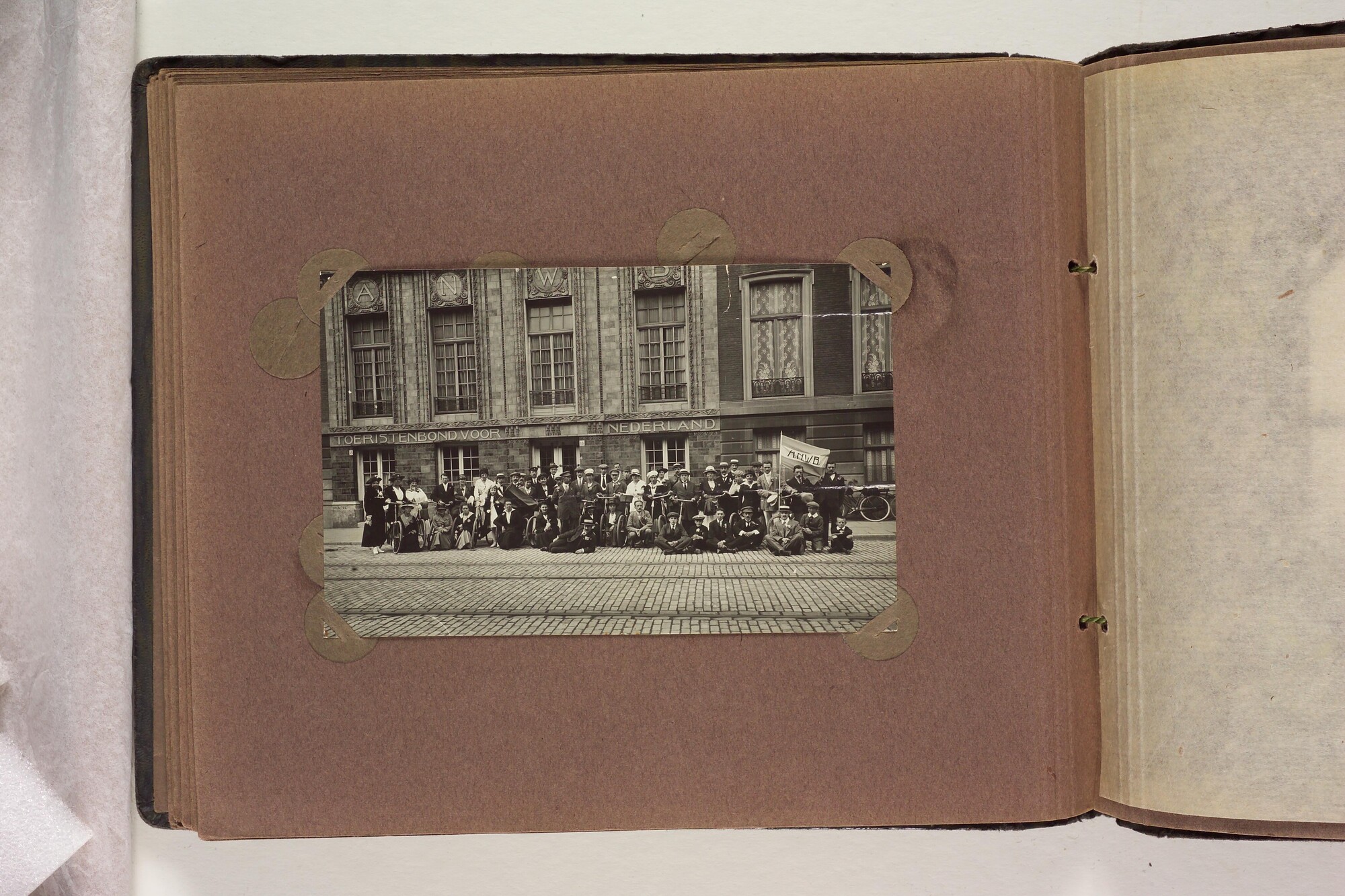 S.6156(06)c; Fotoalbum c) uit een serie van veertien uit de Collectie Job over zijn reizen; fotoalbum