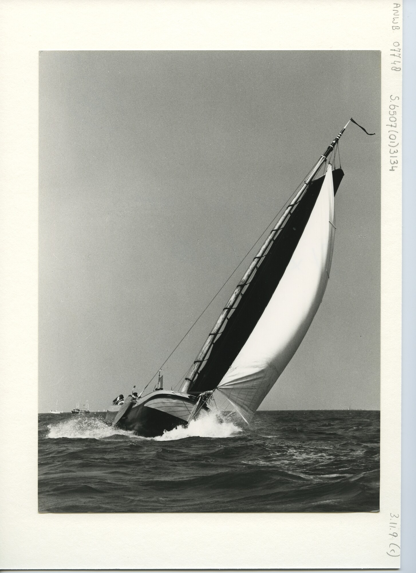 S.6507(01)3134; Vooraanzicht van een hoog aan de wind zeilend skûtsje - tjalk - op het IJselmeer bij een stevige bries; foto