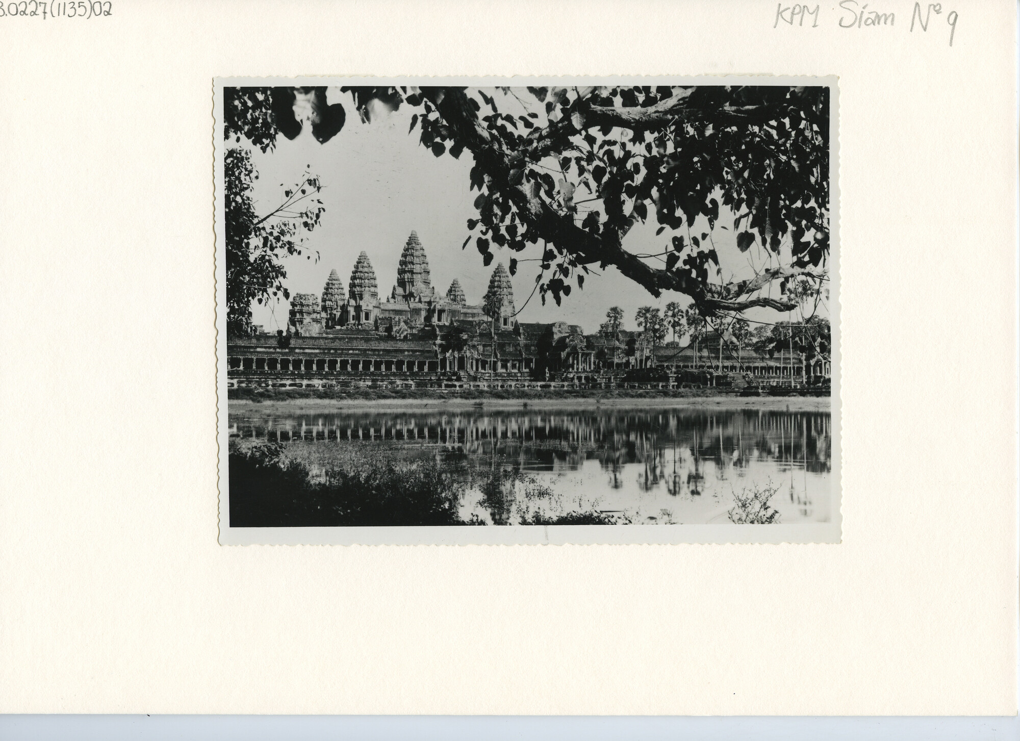 B.0227(1135)02; Foto van het Tempelcomplex in Angor Wat; foto