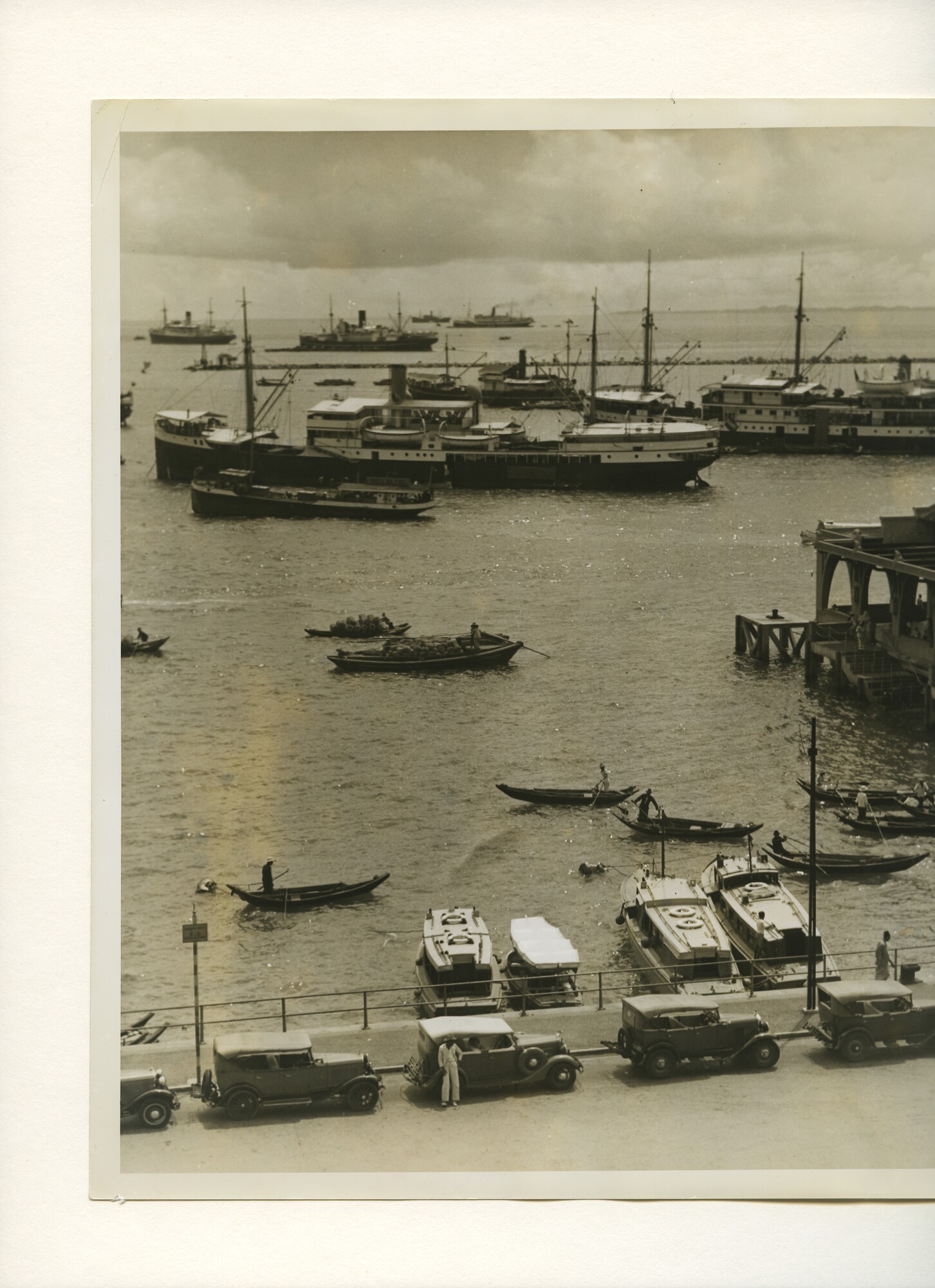 B.0227(0700)03; De haven van Singapore: gezicht op de haven en schepen aan de kade; foto