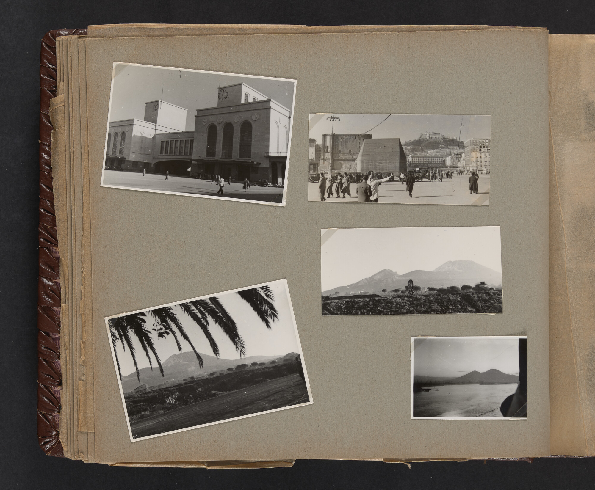 2019.0671; Fotoalbum van het echtpaar Jan van der Meer Mohr en Johanna van der Meer Mohr-van Ruler van hun reis op ms. Oranje van Tandjong Priok naar Amsterdam tussen 18 december 1953 en 7 januari 1954; fotoalbum