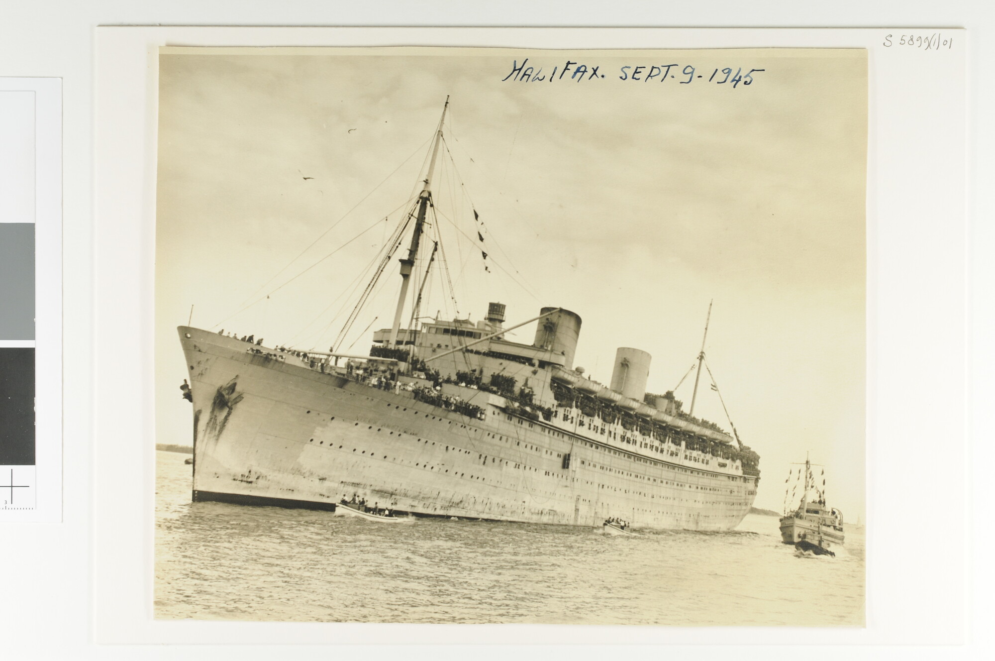 S.5899(01)01; Het tot troepentransportschip omgebouwde passagiersschip ss. 'Nieuw Amsterdam' van de Holland-Amerika Lijn gezien bij aankomst te Halifax (Australië) [...]; foto