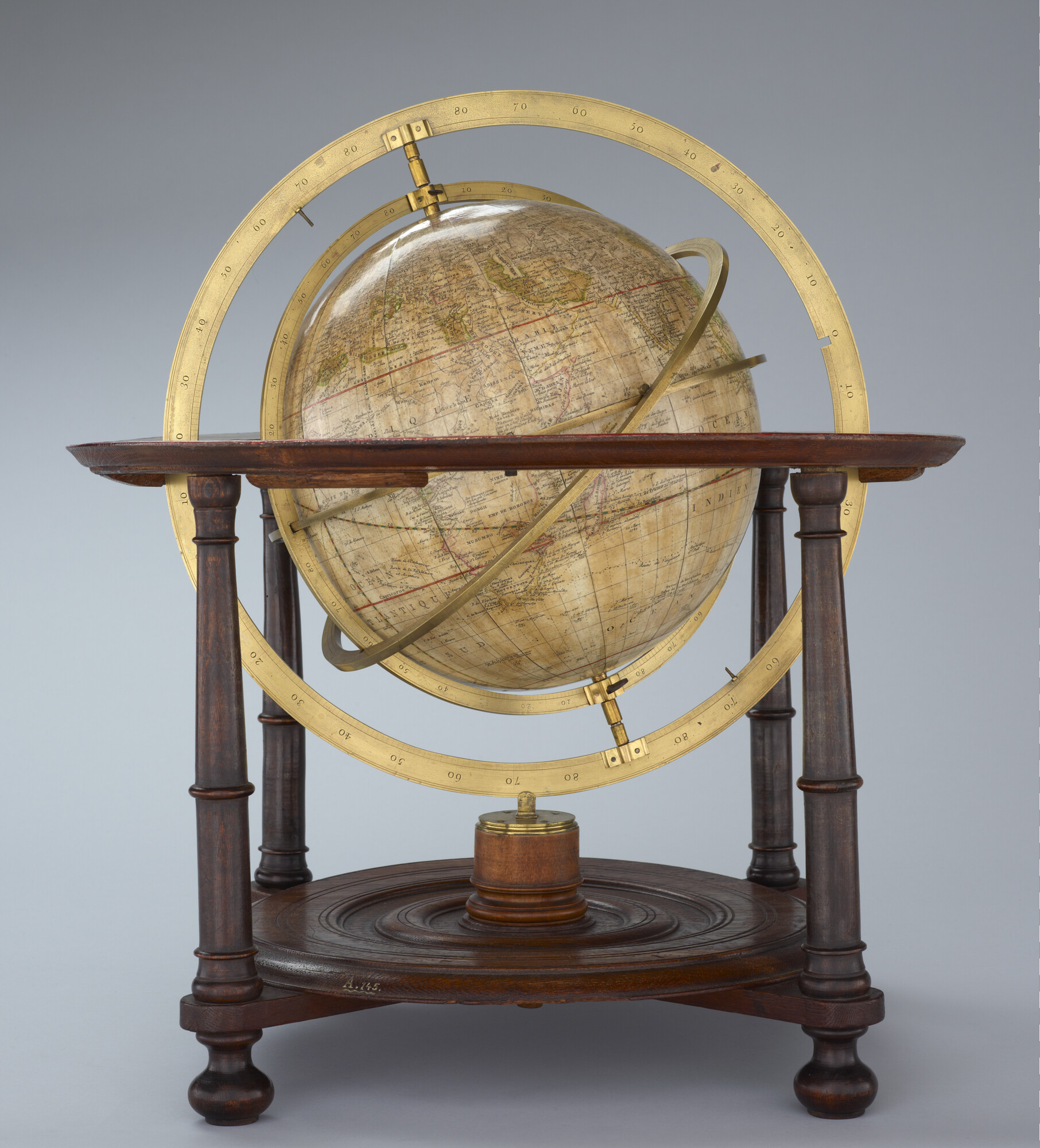 A.0145(025)22; Aardglobe van 31 cm. in doorsnede vervaardigd door Cornelis Covens en gegraveerd door Cornelis van Baarsel, met ringen gemonteerd rond de globe; globe