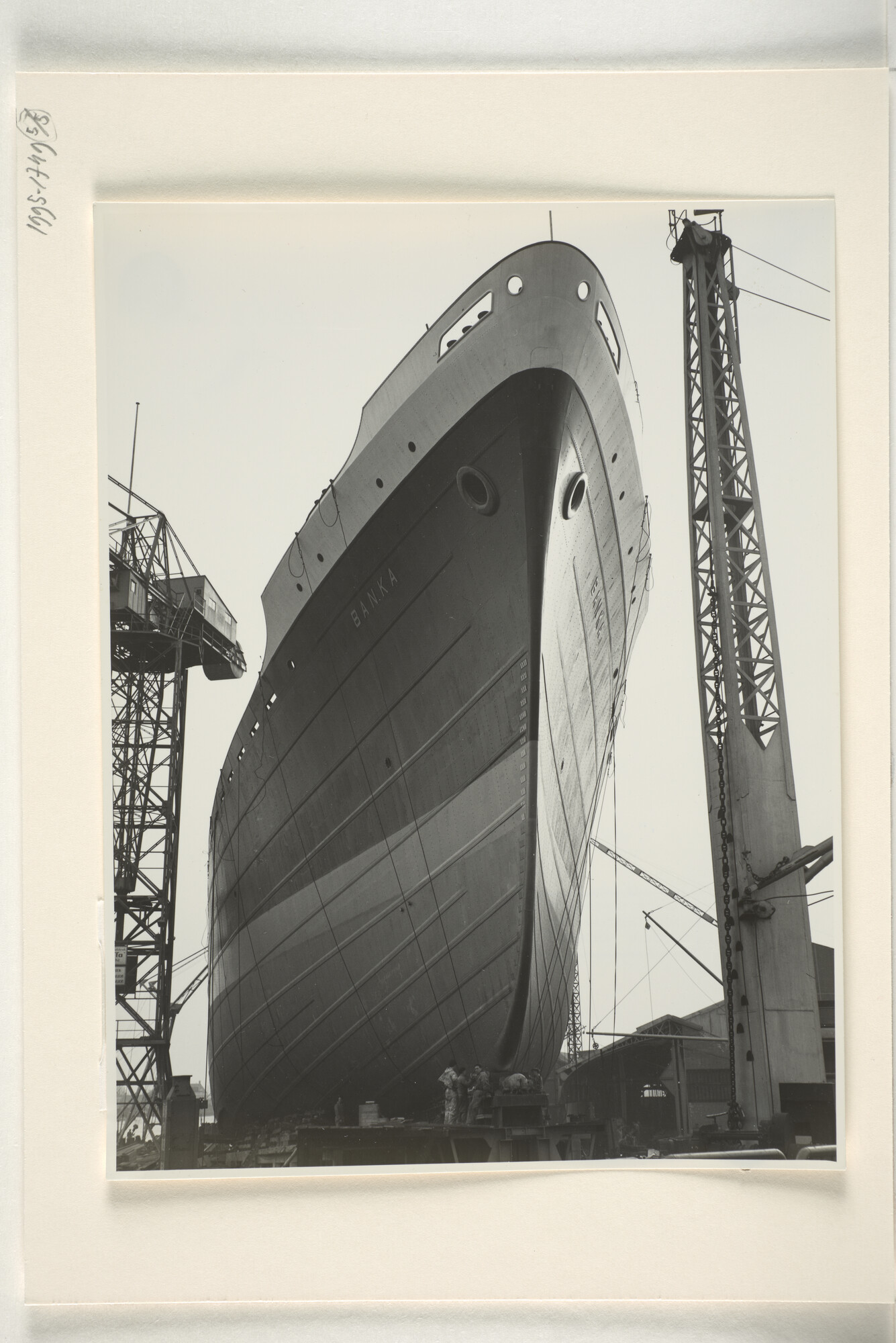 1995.1749; Foto's van het vrachtschip ms. 'Banka' van de SMN vlak voor en tijdens de tewaterlating bij de werf van A. Vuijk & Zn; fotoreportage