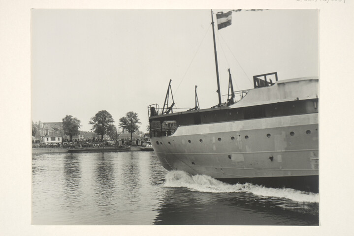S.5219(12)0087; Foto's van de tewaterlating van de coaster ms. 'Mare Librum' van het Scheepvaartbedrijf Marin (C.A. Jansen, Arnhem); fotoreportage