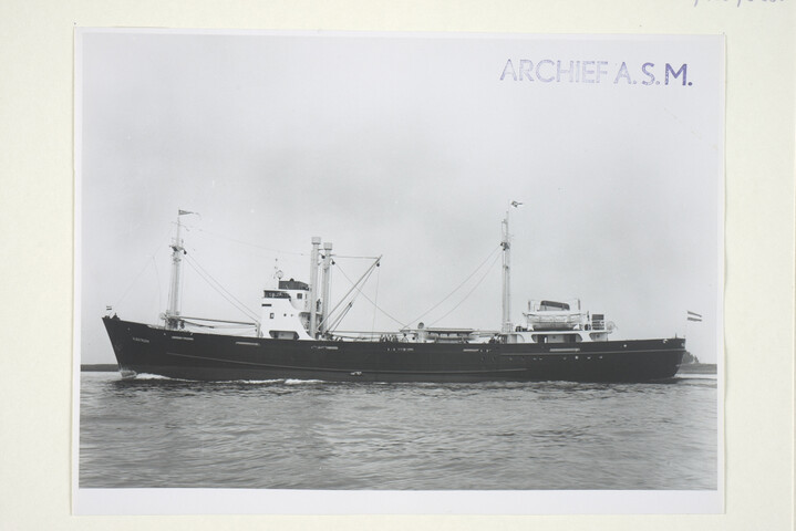 S.5219(12)0280; Foto's van de proeftocht van het vrachtschip ms. 'Vliestroom', gebouwd op de langshelling van de ASM bakboordaanzicht op de Nieuwe Waterweg richting zee; fotoreportage