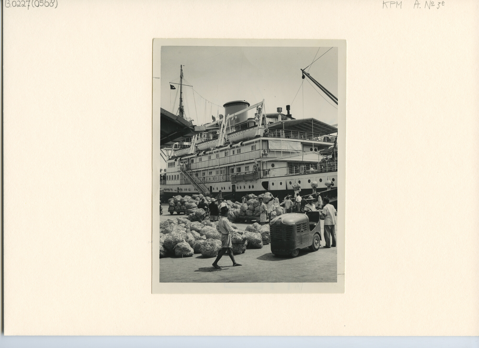 B.0227(0568); Bedrijvigheid op de KPM-kade te Tandjong Priok; foto