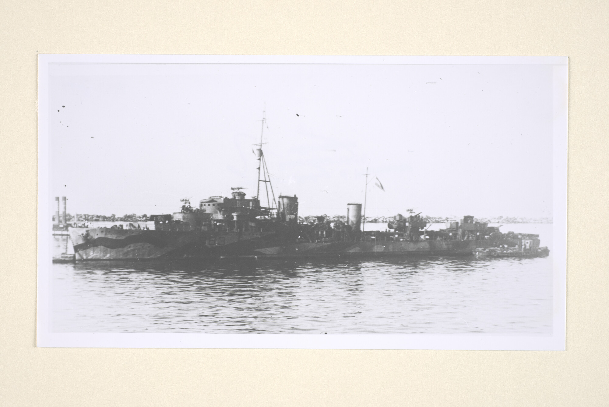 1994.7194; De torpedobootjager Hr.Ms. Isaac Sweers in camouflagekleuren [...]; foto