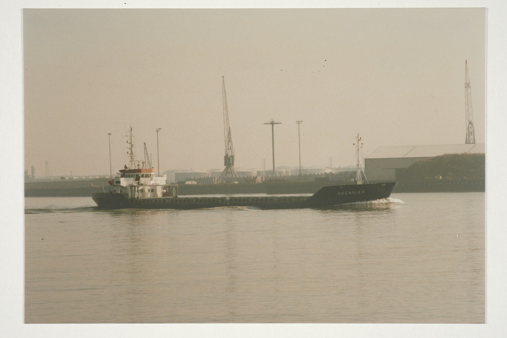 2000.0874; Kleurenfoto van de coaster ms. 'Hoendiep' van Scheepvaartonderneming Hoendiep (Feederlines), gebouwd in 1995 bij Scheepswerf Waterhuizen (J; foto