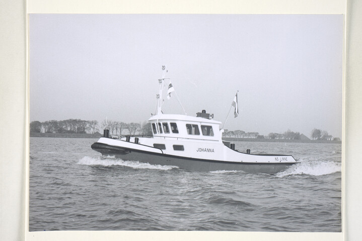 1994.1041; Foto's onder andere van de bij Scheepswerf Van Goor Monnickendam gebouwde salonboot ms. 'Alcmaria' en de coasters 'Almanum', 'lenie' en 'Marjan'; fotoalbum