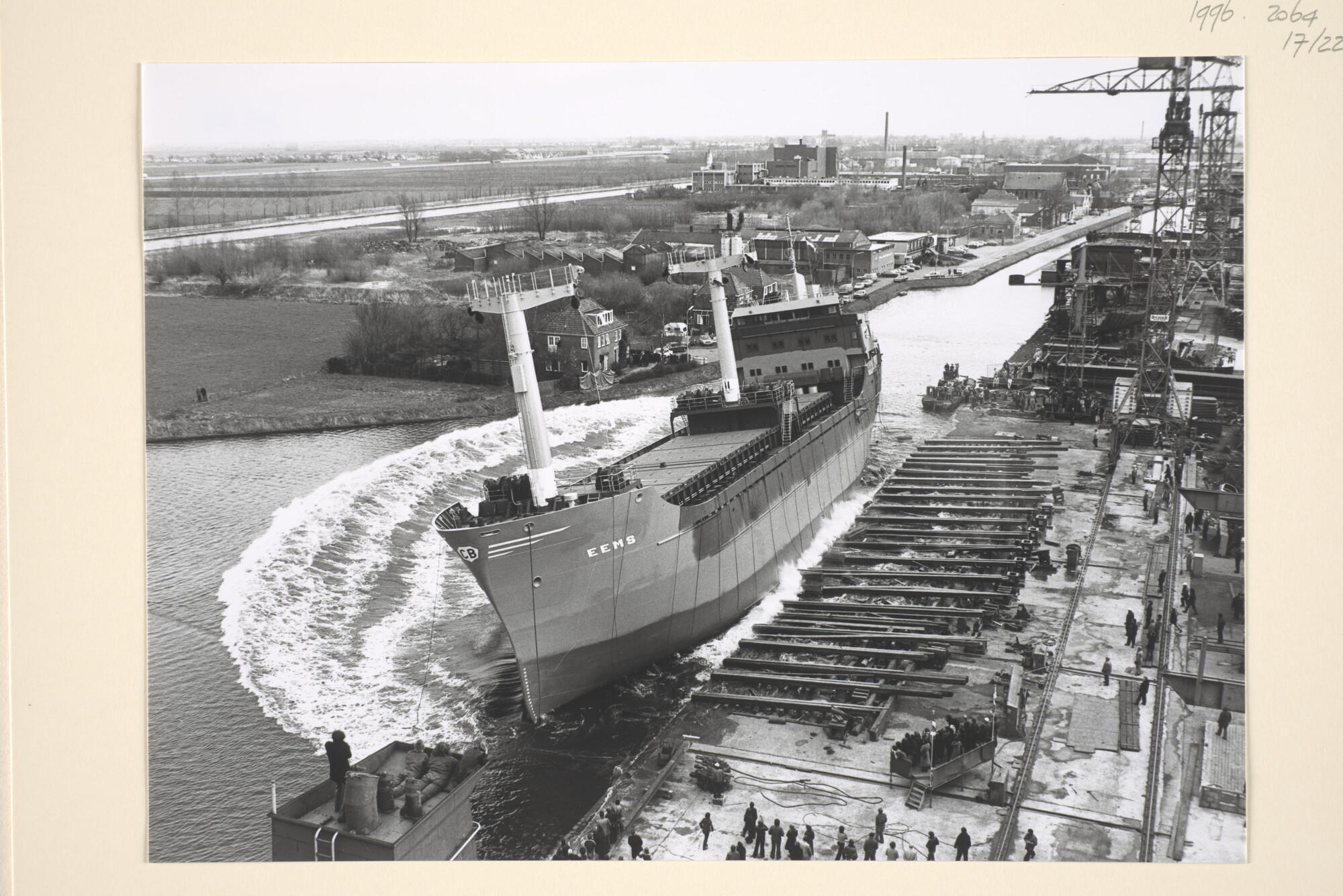 1996.2064; Foto's van de tewaterlating van de coaster ms. 'Eems' van C. Bos te Schiedam; fotoreportage