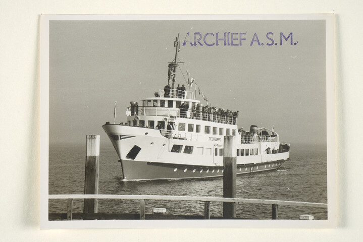 S.5219(12)0208; De aankomst op Texel van de veerboot ms. 'De Dageraad' van de TESO gebouwd op de dwarshelling van de ASM; foto