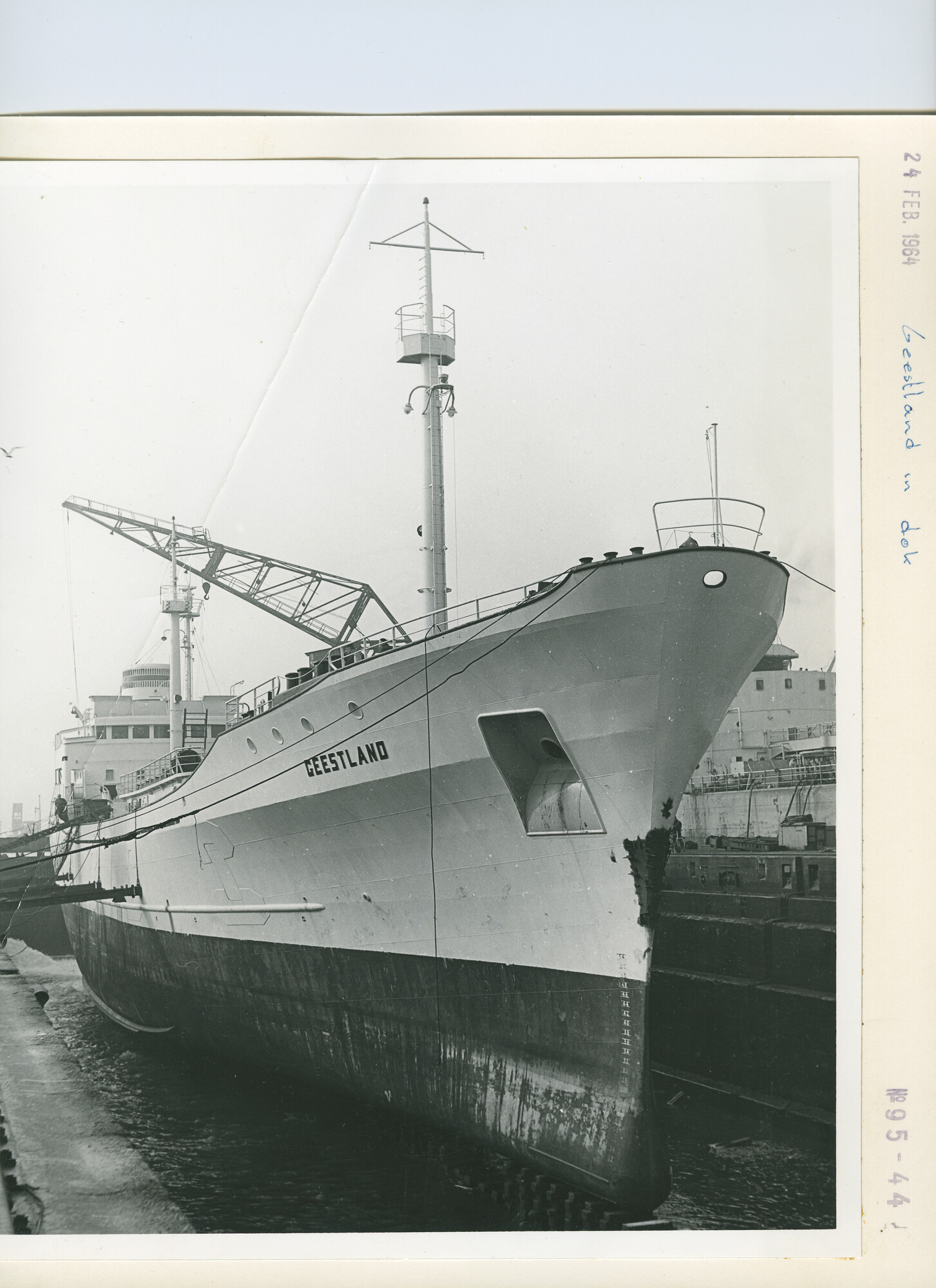 S.5444(4242)1; Foto van het koelvrachtschip ms. Geestland ligt in het dok bij de NDSM; foto