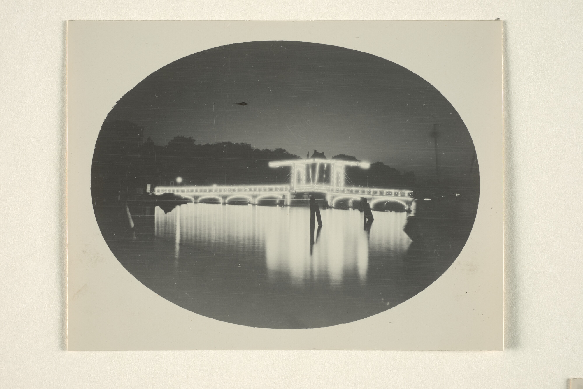 1997.1432; Foto's van de illuminatie van de Magere Brug te Amsterdam, 5 augustus 1926; fotoreportage