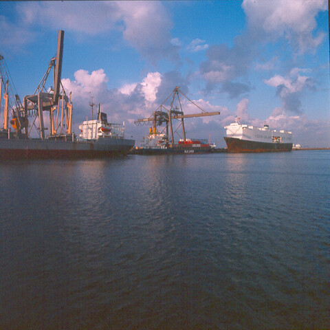 S.9100(8164); Ertsoverslag in haven Amsterdam; diapositief
