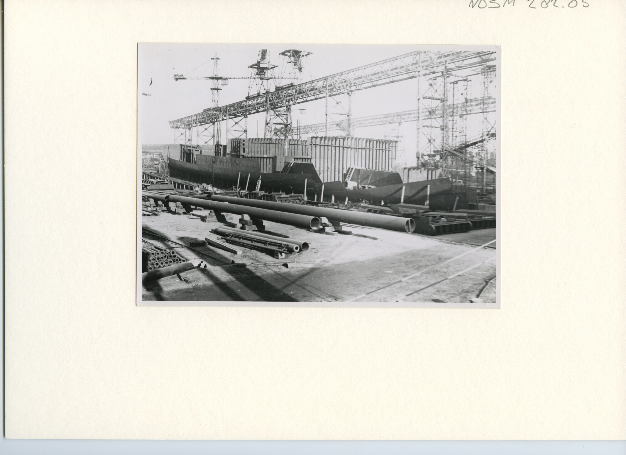 S.5444(1589); Foto van het vracht-passagiersschip ms. Tjikini in aanbouw bij de NSM; foto