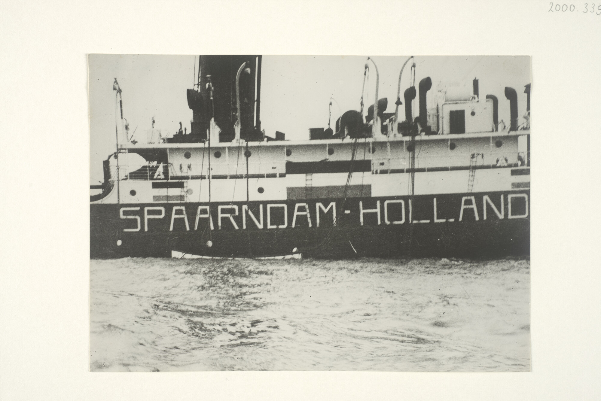 2000.3392; Het passagiersschip ss. 'Spaarndam' van de Holland-Amerika Lijn gezonken op de Thames na op een mijn gelopen te zijn [...]; foto