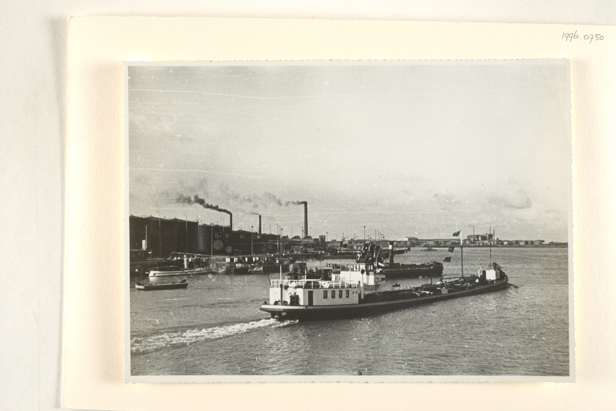 1996.0750; De binnenvaarttanker ms. 'Italia' van Phs. van Ommeren NV; foto