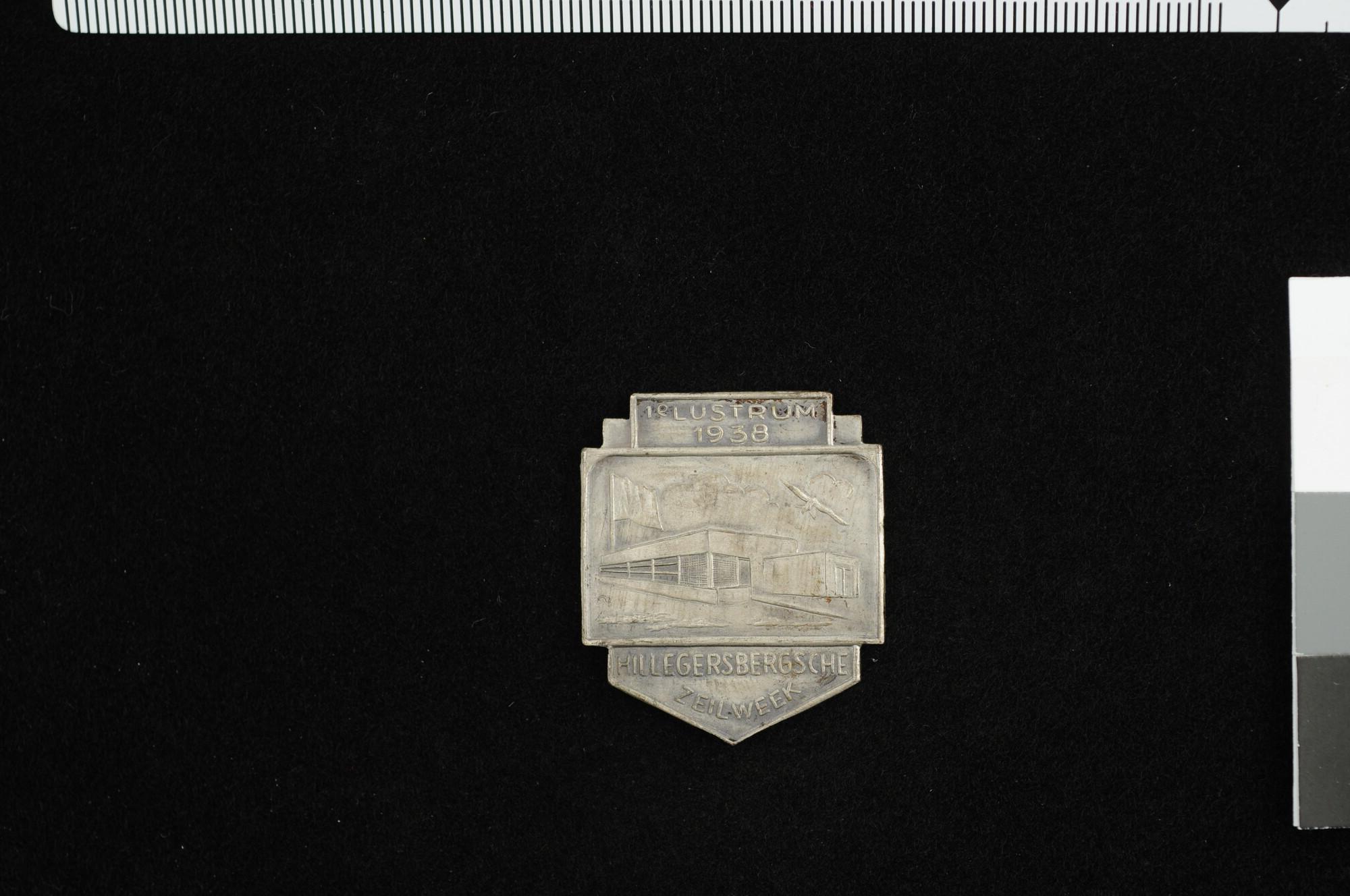 1989.0075; Plaquette van de Hillergersbergse zeilweek, 1938; plaquette