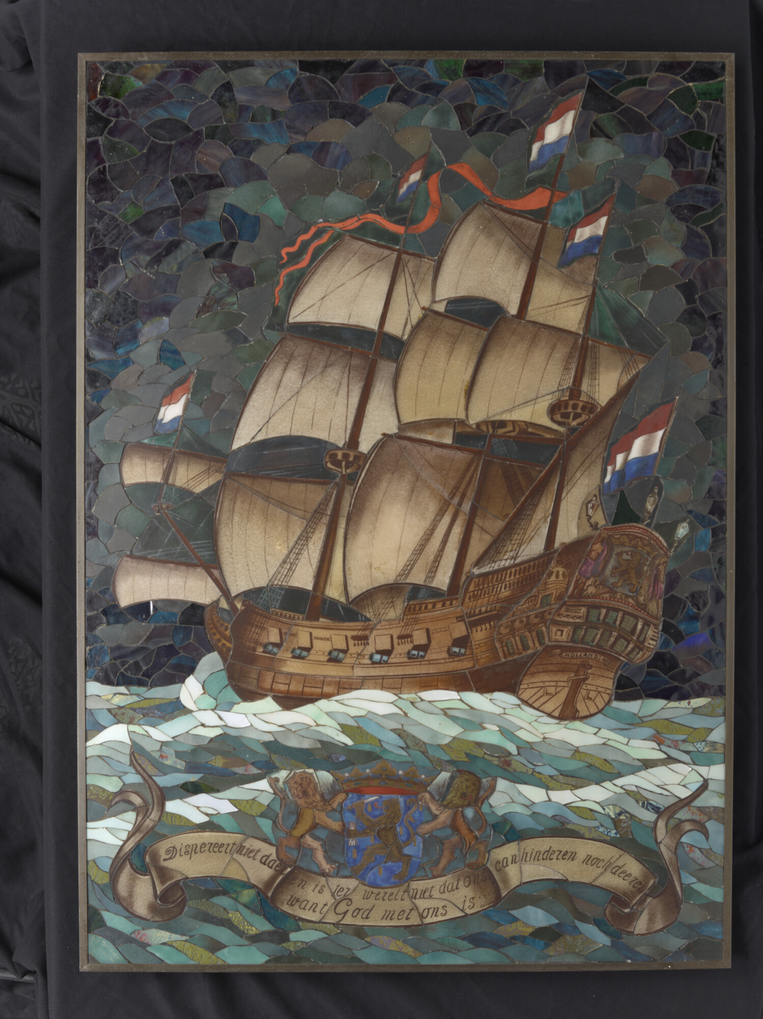 2014.0314; Glasraam met een voorstelling van een Nederlands zeilschip; glasschildering