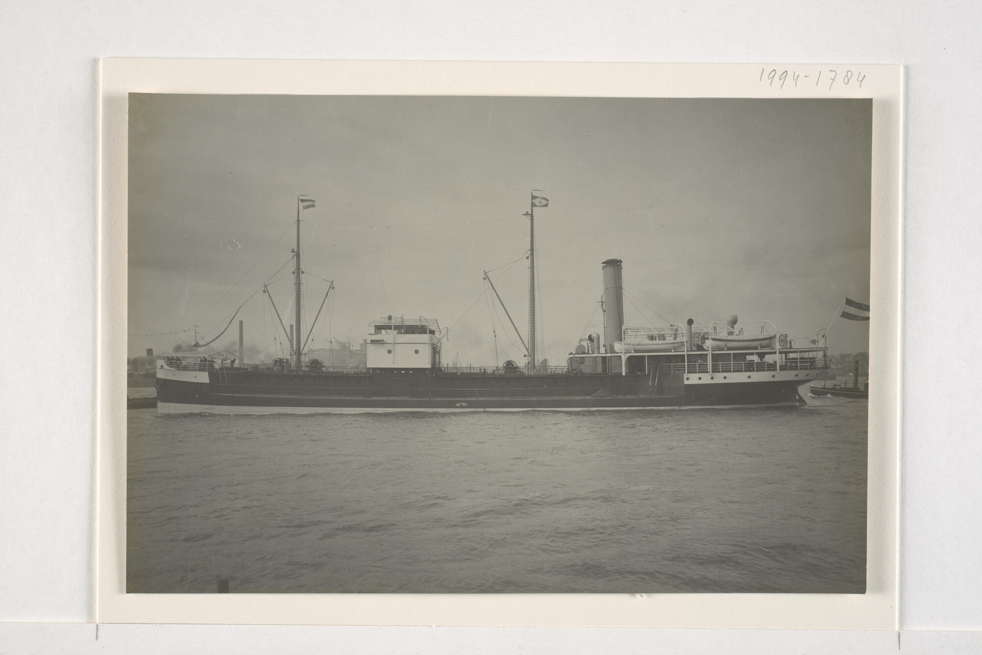1994.1784; Het ss. Tarakan van de KPM op weg naar zee; foto