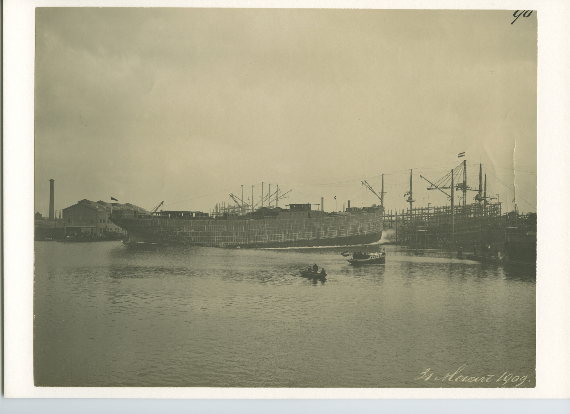 S.5444(00233)04; Foto van de tewaterlating van het vrachtschip ss. Nias, gebouwd door de NSM voor de SMN; foto