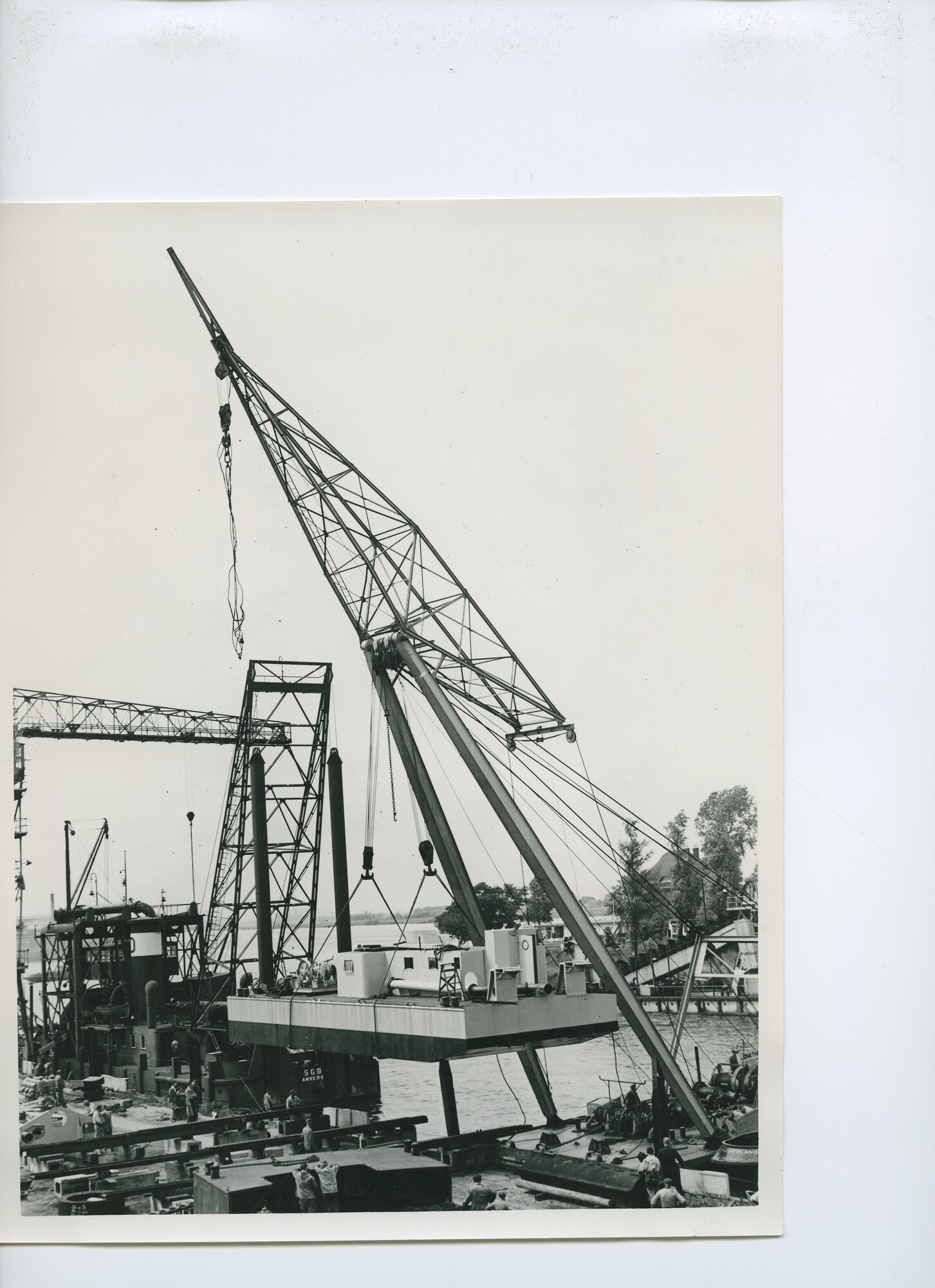 S.5621(01)0409; Foto van ponton hangend in de drijvende bok.; foto