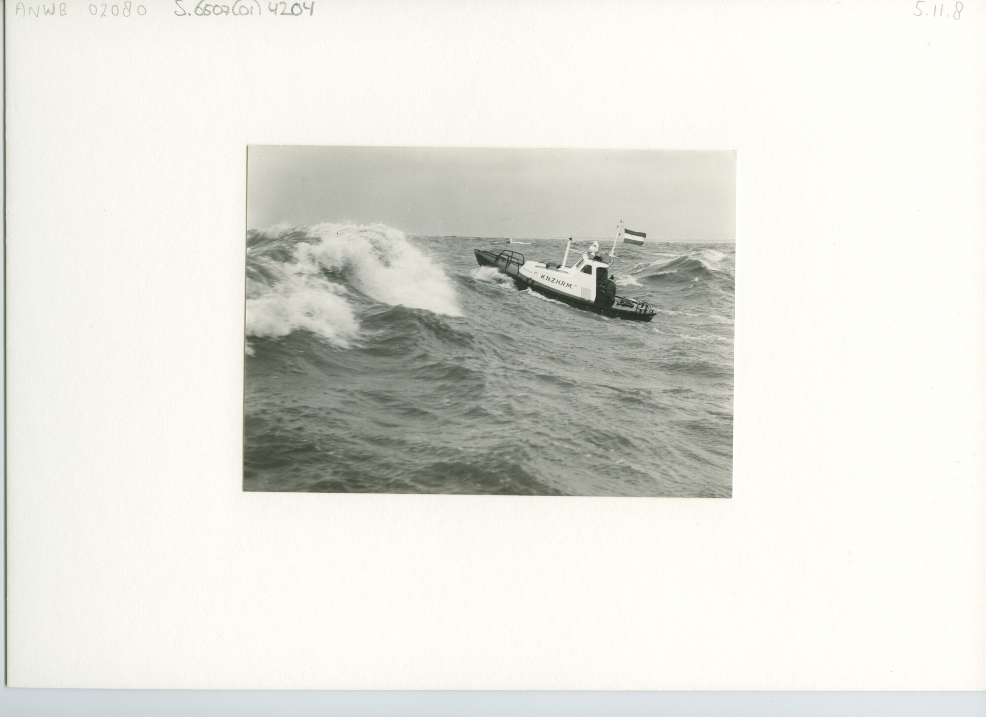 S.6507(01)4204; Foto van de motorreddingvlet Zeeleeuw van de KNZHRM tijdens hoge zeegang; foto