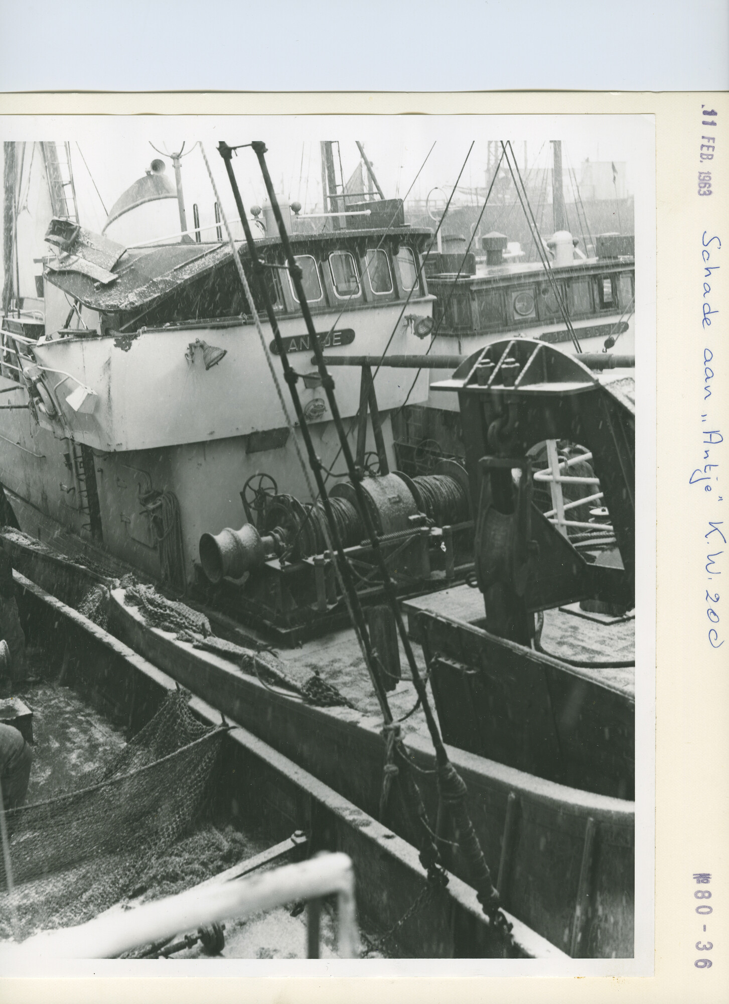 S.5444(4021)06; Foto van de aanvaringsschade bij het visserschip Antje (KW 200); foto