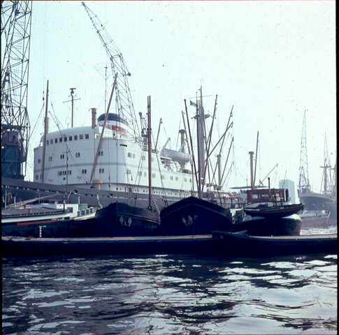 S.9100(0655); Het Duitse vrachtschip ms. 'Rheinland' in de Coenhaven'te Amsterdam; diapositief