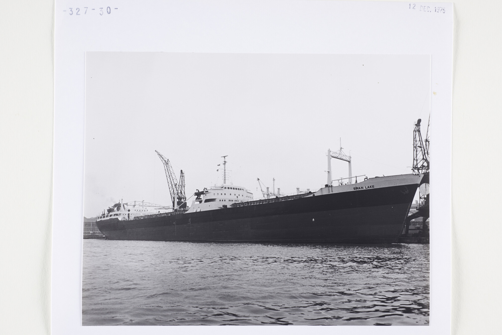 S.5444(5820)3; Foto van de tanker Swan Lake aan een reparatiekade van de NDSM; foto